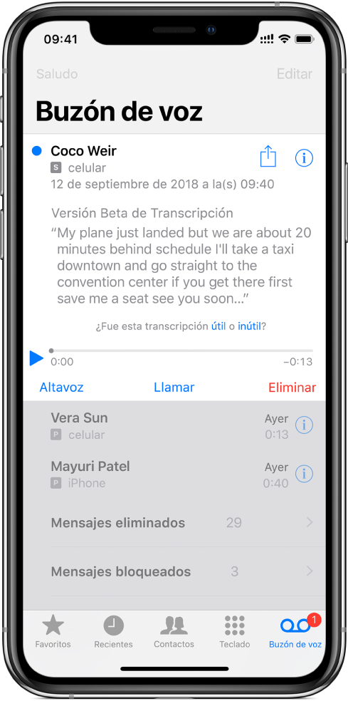 Pantalla del buzón de voz. En la parte superior de la pantalla se encuentra la barra de título con el botón Saludo en la parte izquierda y el botón Editar a la derecha. Debajo de la barra de título se encuentra una lista de quienes han llamado y dejado un mensaje en el buzón de voz. Un punto azul indica que el mensaje no se ha leído. Cuando tocas un mensaje, se muestran los controles de reproducción junto con los botones Eliminar, Llamar y Altavoz. El botón Información de cada mensaje proporciona información de contacto de la persona que llamó, si es que está disponible.