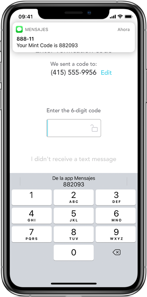 La pantalla de una app en el iPhone solicitando un código de 6 dígitos. La pantalla de la app incluye un mensaje que indica que el código se envió. Aparece una notificación de la app Mensajes en la parte superior de la pantalla con el mensaje "Tu código de Mint es 882093". El teclado aparece en la parte inferior de la pantalla. En la parte superior del teclado se muestran los caracteres "882093".