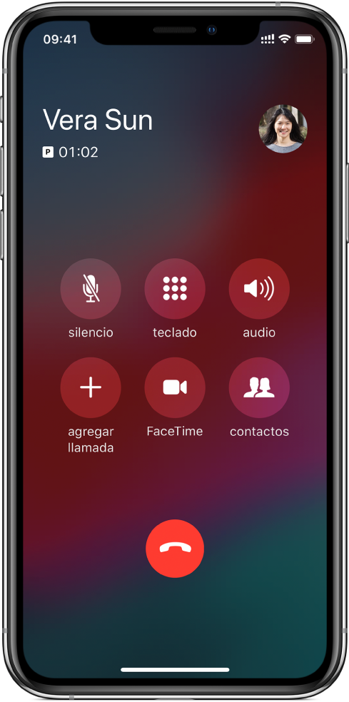 La pantalla del iPhone donde se muestran los botones correspondientes a las opciones que aparecen durante una llamada. En la fila superior, de izquierda a derecha, se encuentran los botones Silenciar, Teclado y Altavoz. En la fila inferior, de izquierda a derecha, se encuentran los botones Agregar llamadas, FaceTime y Contactos.