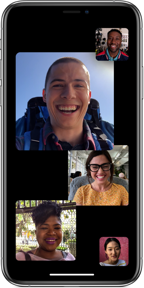 Pantalla de FaceTime mostrando cinco personas en una llamada grupal de FaceTime, cada una en una ventana separada.