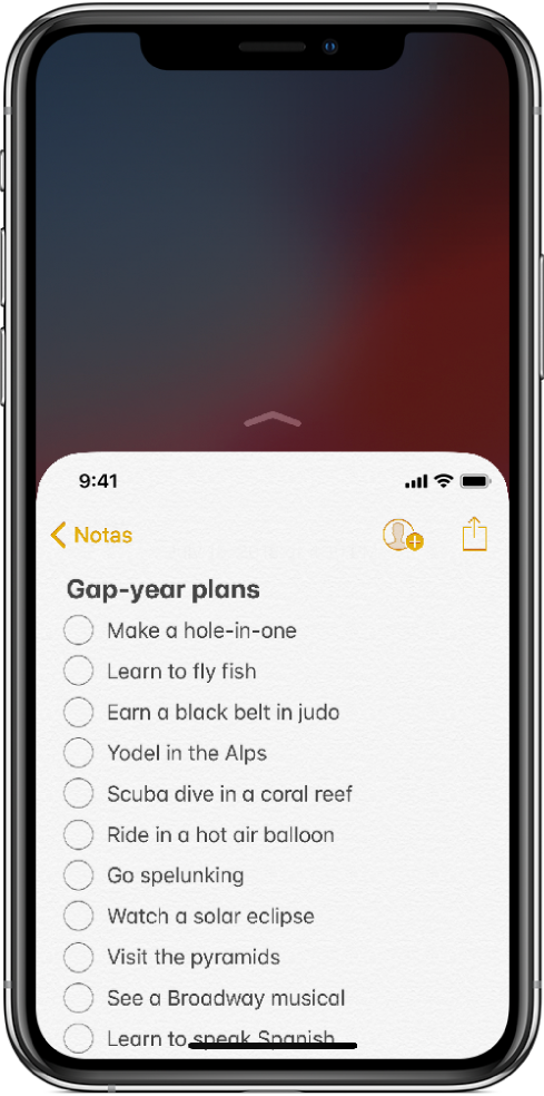 Pantalla del iPhone con “Fácil alcance” activado. La parte superior de la pantalla se ha desplazado hacia abajo, de modo que una lista de la app Notas está ahora al alcance de tu pulgar.