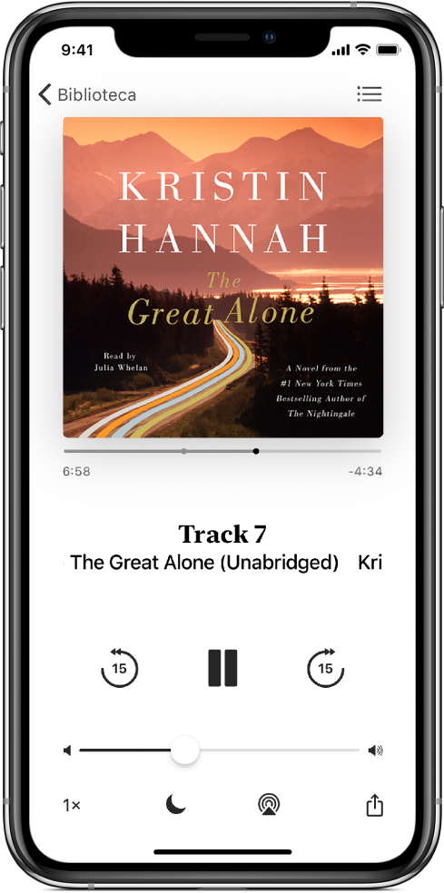 Pantalla del reproductor de audiolibros con la portada del audiolibro en la parte superior. Debajo de la portada se encuentran el cursor de reproducción, el número de pista, el nombre del autor y del audiolibro y los controles de reproducción, pausa, avance y retroceso. En la parte inferior de la pantalla, de izquierda a derecha, se encuentran los botones “Velocidad de reproducción”, Reposo, “Destino de la reproducción” y Compartir. El botón “Lista de pistas” está en la parte superior derecha, mientras que en la parte superior izquierda se encuentra el botón Cerrar.