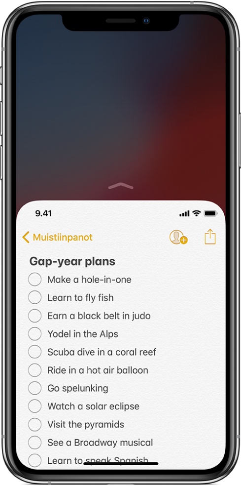iPhone-näytöllä on käytössä Tuo ulottuville. Näytön yläreuna on liikkunut alaspäin, joten Muistiinpanot-apin lista on helposti peukalon ulottuvilla.