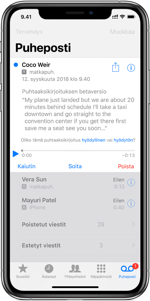 Puheposti-näyttö. Näytön yläreunassa on otsikkopalkki, jossa on vasemmalla Tervehdys-painike ja oikealla Muokkaa-painike. Otsikkopalkin alapuolella on luettelo soittajista, jotka ovat jättäneet puhepostiviestin. Sininen piste tarkoittaa, että viestiä ei ole kuunneltu. Kun napautat viestiä, toistosäätimet sekä Kaiutin-, Soita- ja Poista-painikkeet tulevat näkyviin. Jokaisen viestin Tiedot-painikkeesta näkyy soittajan yhteystiedot, jos ne ovat saatavilla.