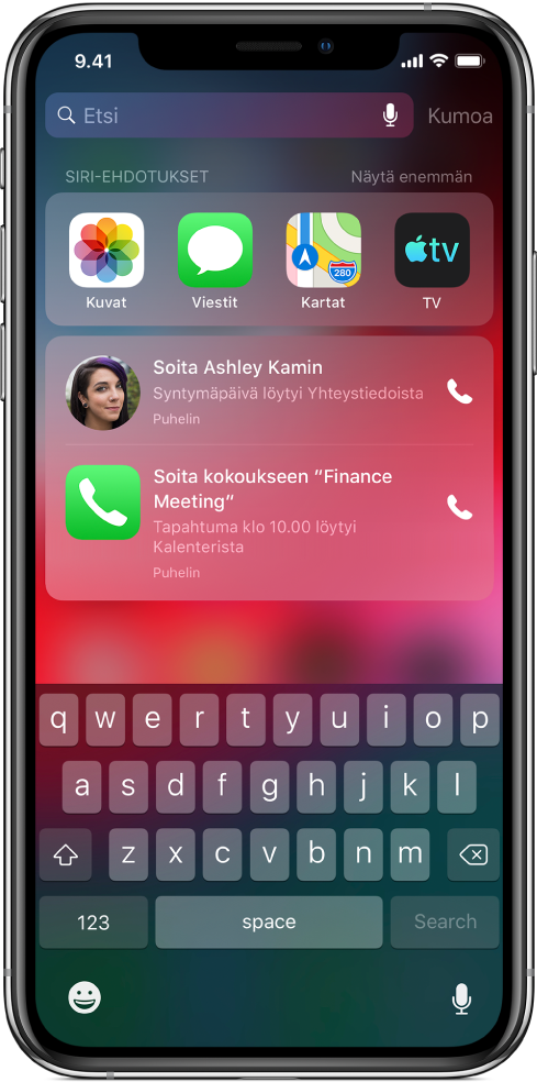 Haku-näyttö, jossa näkyy rivi appeja otsikon Siri-ehdotukset alla. Rivin alapuolella on lisää Siri-ehdotuksia kaverille soittamiseen hänen syntymäpäivänään ja kalenterissa olevaan kokoukseen soittamiseen:
