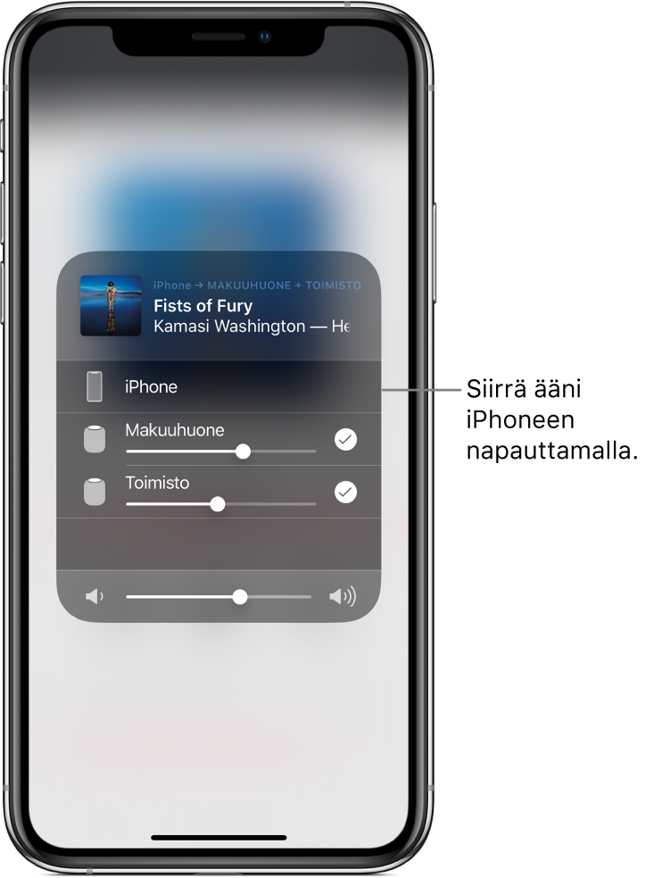 AirPlay-ikkuna on avoinna ja siinä näkyy yläosassa kappaleen ja artistin nimi, sekä alaosassa äänenvoimakkuuden liukusäädin. Makuuhuoneen ja toimiston kaiuttimet ovat valittuina. iPhoneen osoittaa selite, jossa lukee ”Vaihda ääni iPhoneen napauttamalla.”