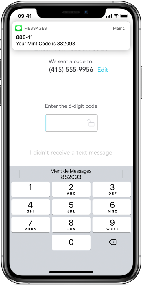 Un écran d’iPhone pour une app demandant un code à 6 chiffres. L’écran de l’app affiche un message indiquant que le code a été envoyé. Une notification de l’app Messages s’affiche en haut de l’écran avec le message « Votre code Mint est le 882093 ». Le clavier s’affiche en bas de l’écran. Le haut du clavier affiche les caractères « 882093 ».