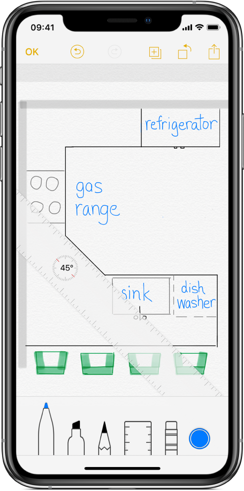 Une esquisse montrant le plan d’une cuisine avec une règle à 45 degrés. Les outils de dessin apparaissent sous l’esquisse.