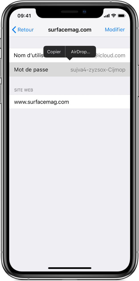 L’écran de compte pour un site web. La section mot de passe est sélectionnée et un menu comprenant les éléments Copier et AirDrop s’affichent au-dessus.