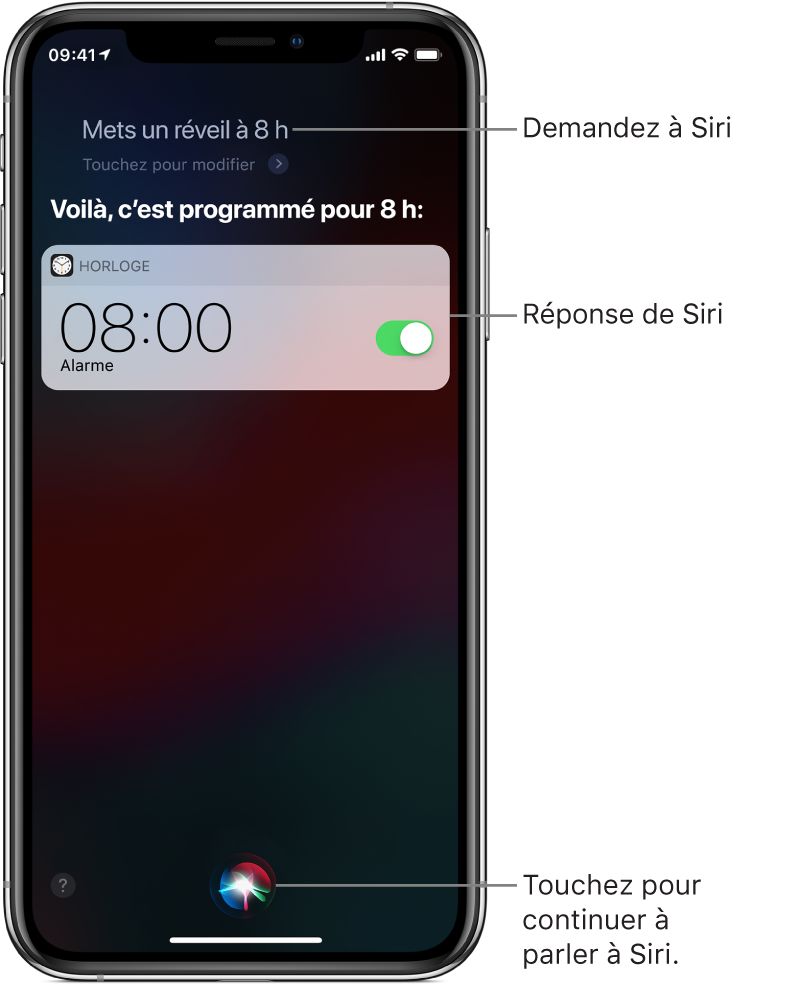 L’écran Siri affichant ce que Siri doit faire : “Mets un réveil à 8 h” et sa réponse : “OK, c’est programmé”. Une notification de l’app Horloge indique qu’un réveil est activé pour 8 h. Un bouton au centre en bas de l’écran permet de continuer à parler à Siri.