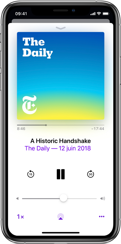 Les commandes de lecture sur l’écran À l’écoute. Sous l’illustration du podcast, faites glisser le curseur de position de la piste pour revenir en arrière ou avancer. Sous le titre de l’épisode se trouvent les boutons permettant de revenir en arrière, de lancer la lecture, de mettre en pause et d’avancer rapidement. En dessous de ces boutons se trouve la commande de volume. Dans le coin inférieur gauche se trouve la commande permettant de modifier la vitesse de lecture. Dans l’angle inférieur droit se trouve le bouton Plus.