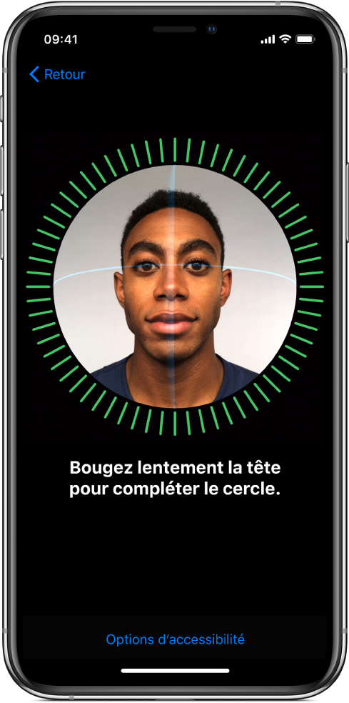 L’écran de configuration de la reconnaissance faciale Face ID. Un visage est affiché à l’écran, entouré d’un cercle. Le texte en dessous vous demande de bouger lentement la tête pour compléter le cercle.