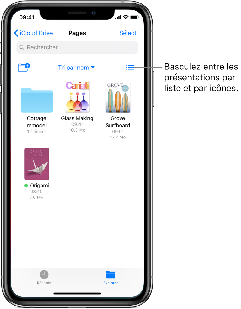 Un emplacement iCloud Drive pour les fichiers Pages. Les éléments sont triés par nom et se composent d’un dossier nommé « Cottage remodel » et de trois documents : « Glass Making » , « Grove Surfboard » et « Origami ». Un bouton permettant d’ajouter un dossier apparaît en haut à gauche et un bouton pour passer de la présentation par liste à la présentation par icônes (et inversement) apparaît en haut à droite.