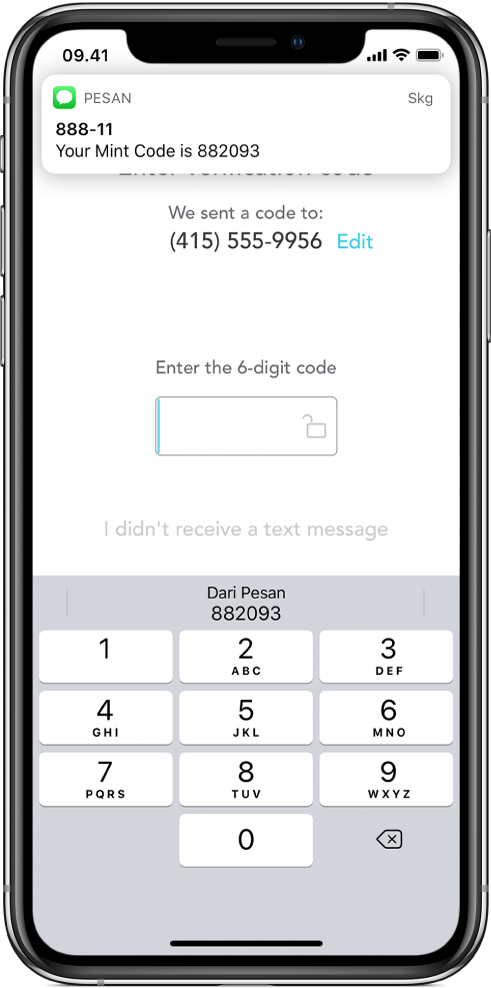 Layar iPhone untuk app yang meminta kode 6 digit. Layar app menyertakan pesan bahwa kode telah dikirim. Pemberitahuan dari app Pesan muncul di bagian atas layar dengan pesan “Your Mint Code is 882093.” Papan ketik muncul di bagian bawah layar. Bagian atas papan ketik menampilkan karakter “882093.”