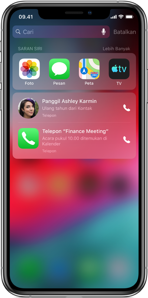 Layar Cari menampilkan baris app di bawah label “Saran Siri.” Di bawah baris terdapat saran Siri tambahan untuk menelepon teman Anda untuk ulang tahun dan untuk menelepon pengadaan rapat di kalender Anda.