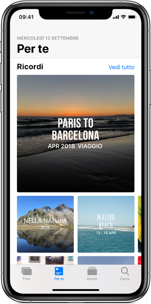 Il pannello “Per te” popolato con una raccolta di diversi ricordi. Ogni ricordo ha una foto di copertina, un titolo e un sottotitolo. Sotto all'intestazione “Per te” in alto a destra è presente un pulsante “Vedi tutto”, che mostra tutti i tuoi ricordi.