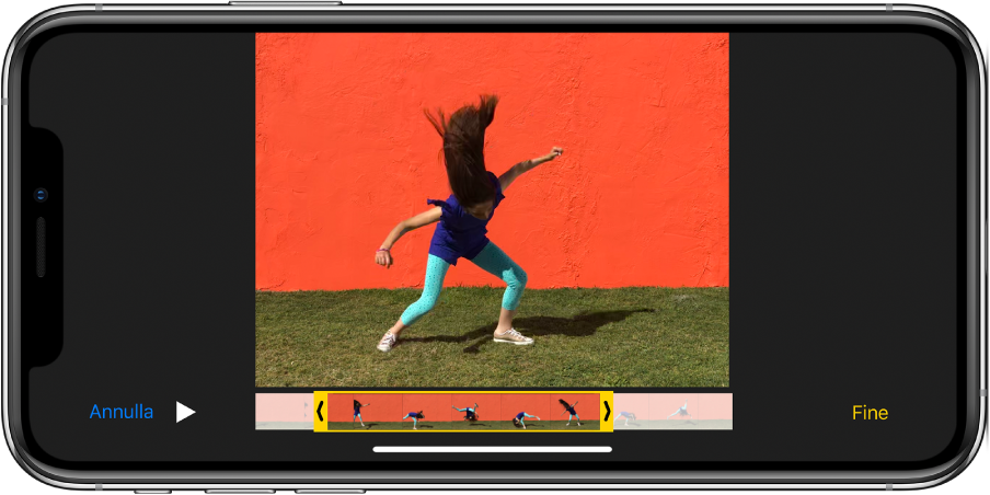 Un video con il visore fotogrammi nella parte inferiore dello schermo. I pulsanti Annulla e Riproduci si trovano in basso a sinistra e il pulsante Fine si trova in basso a destra.
