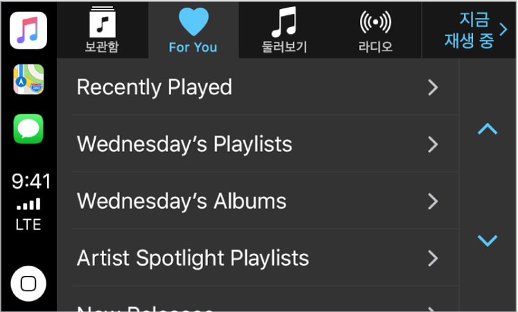 추천 음악이 선택된 모습을 표시하는 CarPlay 디스플레이 화면 상단에 버튼으로 표시된 다른 음악 옵션(최신곡, 라디오, 플레이리스트 및 나의 음악) 왼쪽 하단에 있는 홈 버튼