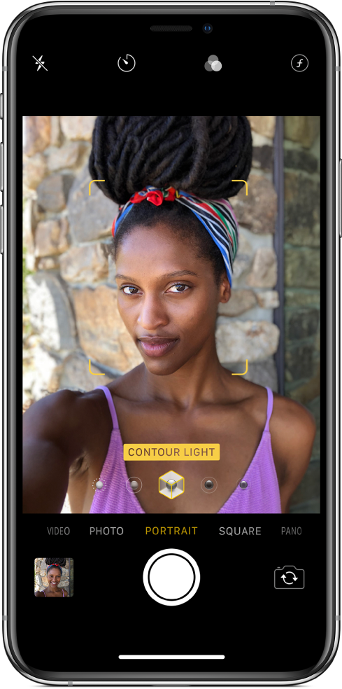 „Camera“ ekranas su pasirinktu režimu „Portrait“. Laukelis žiūryklėje rodo, kad „Portrait Lighting“ apšvietimo parinktis nustatyta kaip „Contour Light“ apšvietimas, o apšvietimą galite pakeisti slankikliu.