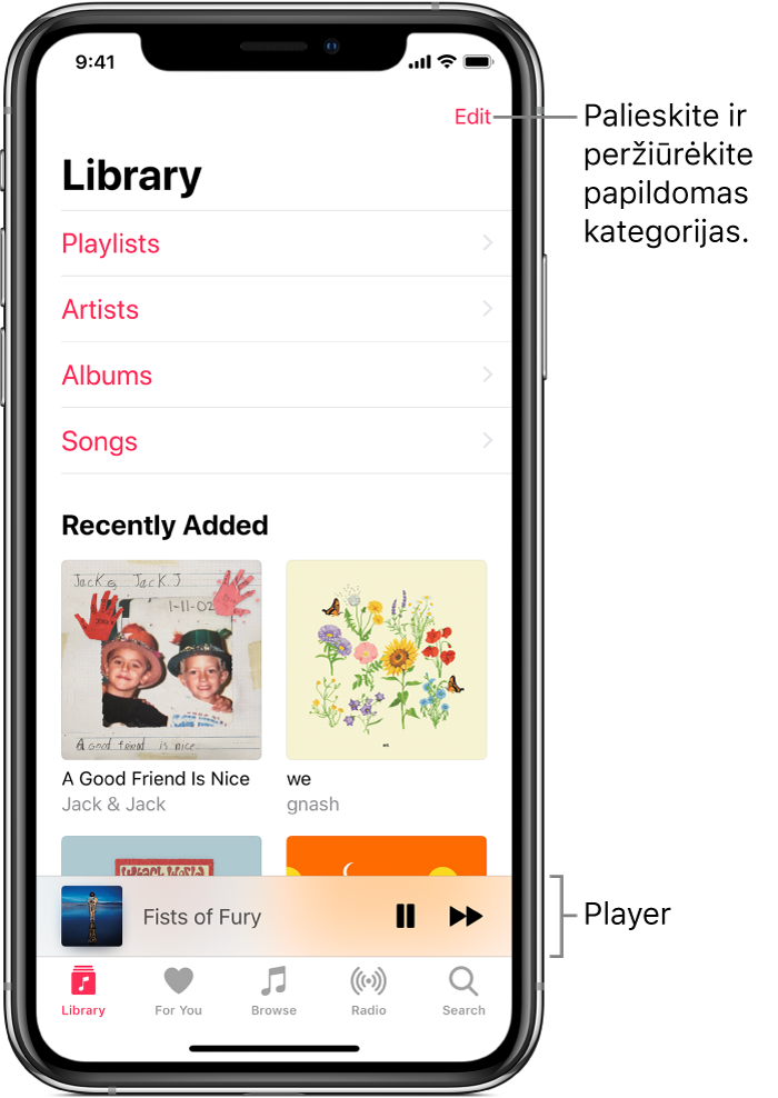 „Library“ ekranas, rodantis kategorijų sąrašą, įskaitant „Playlists“, „Artists“, „Albums“ ir „Songs“. „Recently Added“ antraštė rodoma po sąrašu. Apačioje atsiranda dabartinės dainos pavadinimą rodantis leistuvas ir mygtukai „Pause“ bei „Next“.
