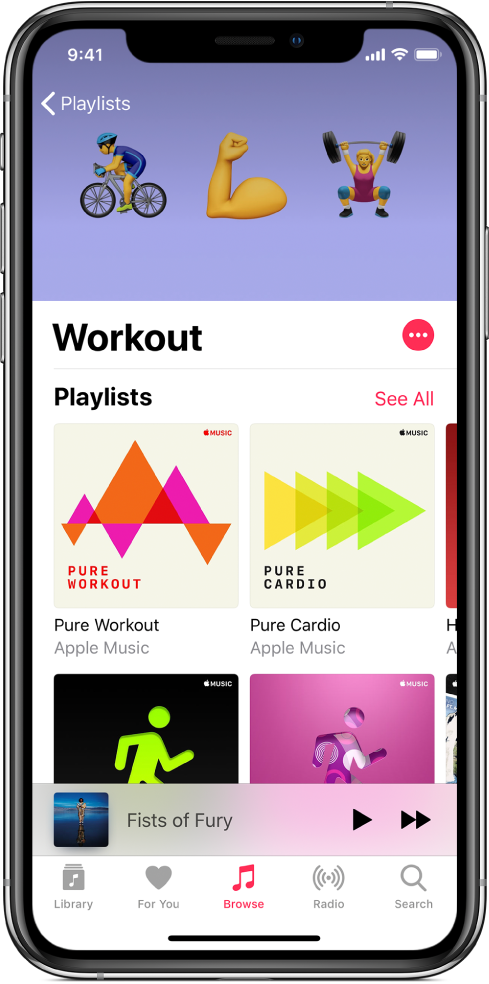 „Apple Music“ grojaraščių ekranas, kuriame rodomi temos „Workout“ grojaraščiai. Ekrano apačioje pateikiami „Apple Music“ mygtukai (iš kairės į dešinę): „Library“, „For You“, „Browse“, „Radio“ ir „Search“. Pasirinktas mygtukas „Browse“.