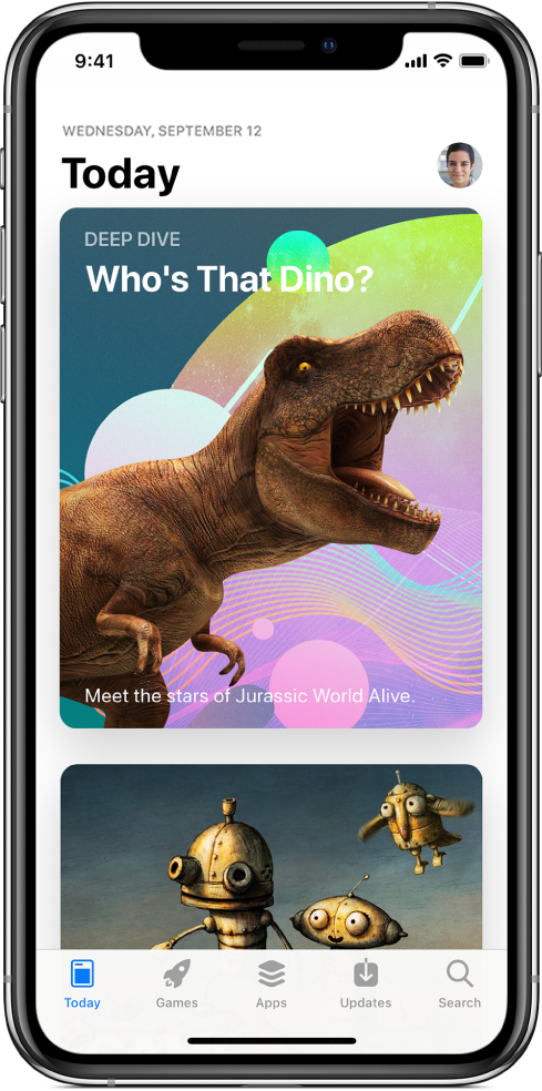 „App Store“ ekranas „Today“, kuriame rodoma susijusi programa. Jūsų profilio nuotrauka, kurią palietę galite peržiūrėti pirkinius, pateikta viršuje dešinėje. Apačioje (iš kairės į dešinę) pateikti skirtukai „Today“, „Games“, „Apps“, „Updates“ ir „Search“.