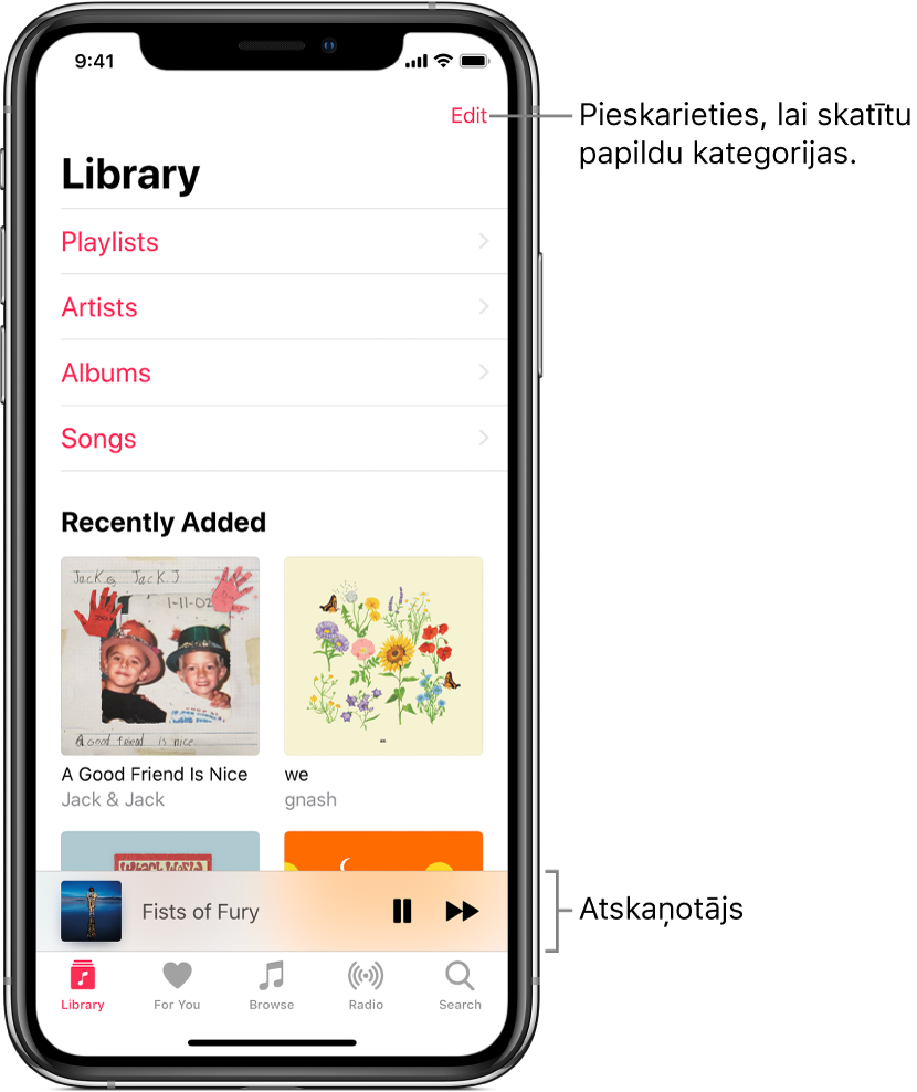 Ekrāns Library, kurā ir redzams saraksts ar kategorijām, tostarp Playlists, Artists, Albums un Songs. Zem saraksta ir virsraksts Recently Added. Atskaņotājs, kurā ir norādīts pašreizējās dziesmas nosaukums, un apakšdaļā izvietotas pogas Pause un Next.