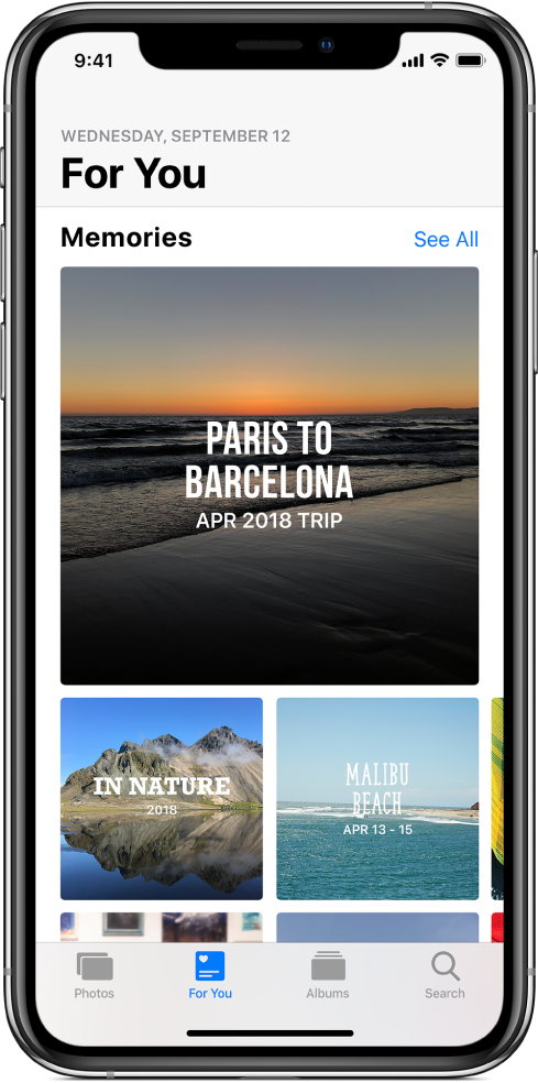 Cilne For You, kas aizpildīta ar dažādu atmiņu apkopojumu kolekciju. Katram atmiņas fragmentam ir noformējuma fotoattēls, virsraksts un apakšvirsraksts. Zem uzraksta For You augšējā labajā stūrī ir poga See All, kura ļauj skatīt visus jūsu atmiņu apkopojumus.