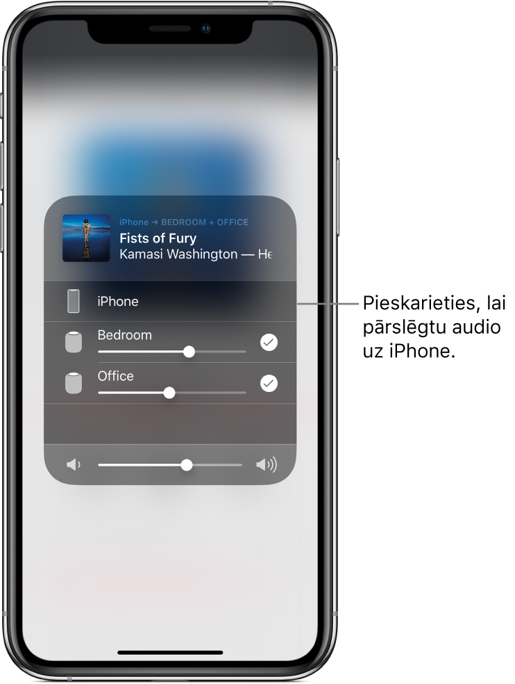 Ir atvērts AirPlay logs, un augšdaļā ir redzams dziesmas un izpildītāja nosaukums, bet apakšdaļā ir skaļuma slīdnis. Ir atlasīti guļamistabas un biroja skaļruņi. Uz iPhone tālruni norāda remarka “Tap to switch audio to iPhone” (Pieskarieties, lai pārslēgtu audio uz iPhone tālruni).