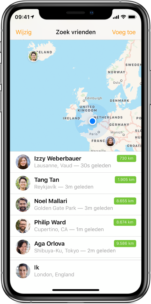 Een Zoek mijn vrienden-scherm met bovenin een kaart met de locaties van je vrienden, en onderin een lijst met de namen en locaties van je vrienden en de afstand tussen hen en jou.