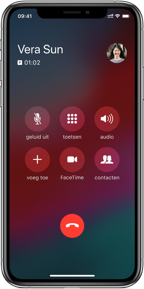 Het iPhone-scherm met knoppen voor gespreksopties die tijdens een gesprek worden weergegeven. In de bovenste rij staan, van links naar rechts, de knoppen voor het dempen van het geluid, het weergeven van het toetsenblok en de luidsprekerknoppen. In de onderste rij staan, van links naar rechts, de knoppen 'Voeg gesprek toe', 'FaceTime' en 'Contacten'.