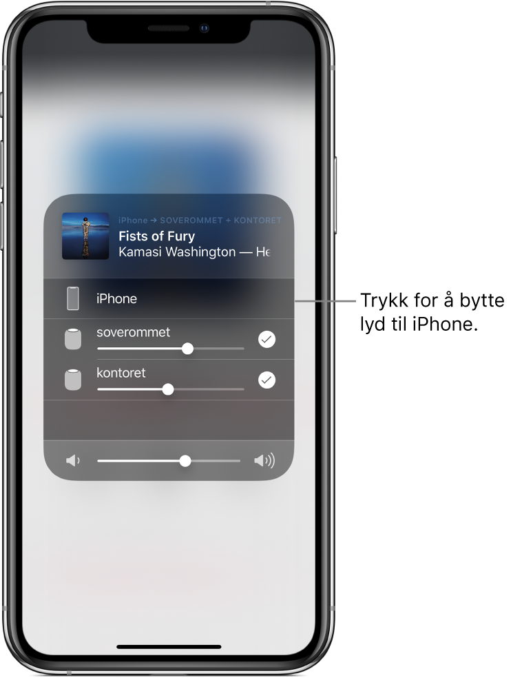 Et AirPlay-vindu er åpent og viser en sangtittel og et artistnavn øverst, med en volumskyveknapp nederst. Høyttalerne på soverommet og kontoret er markert. En bildeforklaring peker på iPhone med teksten «Trykk for å bytte lyd til iPhone».