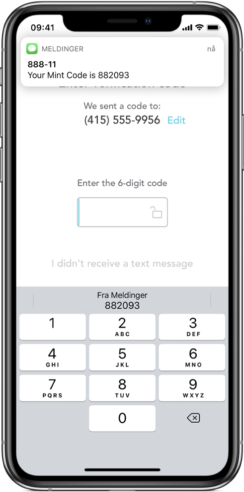 En iPhone-skjerm for en app som ber om en sekssifret kode. Appskjermen viser en melding om at koden er sendt. En varsling fra Meldinger-appen vises øverst på skjermen med meldingen «Mint-koden er 882093». Tastaturet vises nederst på skjermen. Over tastaturet vises tegnene «882093».