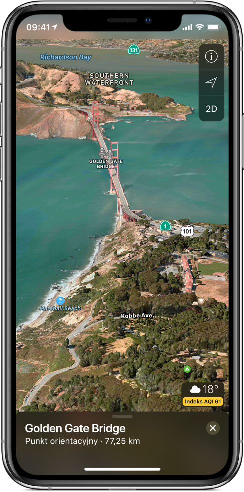 Widok satelitarny 3D okolic parku Golden Gate Park. W prawym górnym rogu wyświetlane są przyciski wyłączania śledzenia, ustawień i 2D; w prawym dolnym rogu wyświetlana jest ikona pogody, bieżąca temperatura oraz indeks jakości powietrza.