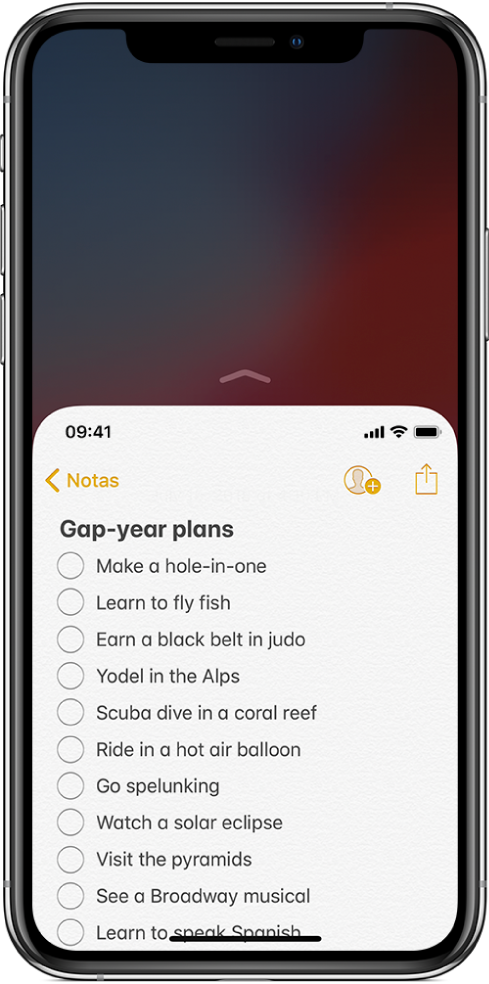 Tela do iPhone com Alcançabilidade ativada. A parte superior da tela foi deslocada para baixo, deixando a lista no app Notas facilmente ao alcance do seu polegar.