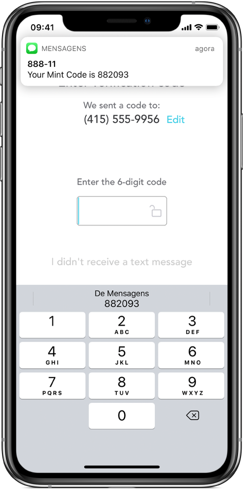 Tela do iPhone onde um app solicita um código de seis dígitos. A tela do app inclui uma mensagem informando que o código foi enviado. Uma notificação do app Mensagens aparece na parte superior da tela com a mensagem “Seu Código Mint é 882093”. O teclado aparece na parte inferior da tela. A parte superior do teclado exibe os caracteres “882093”.