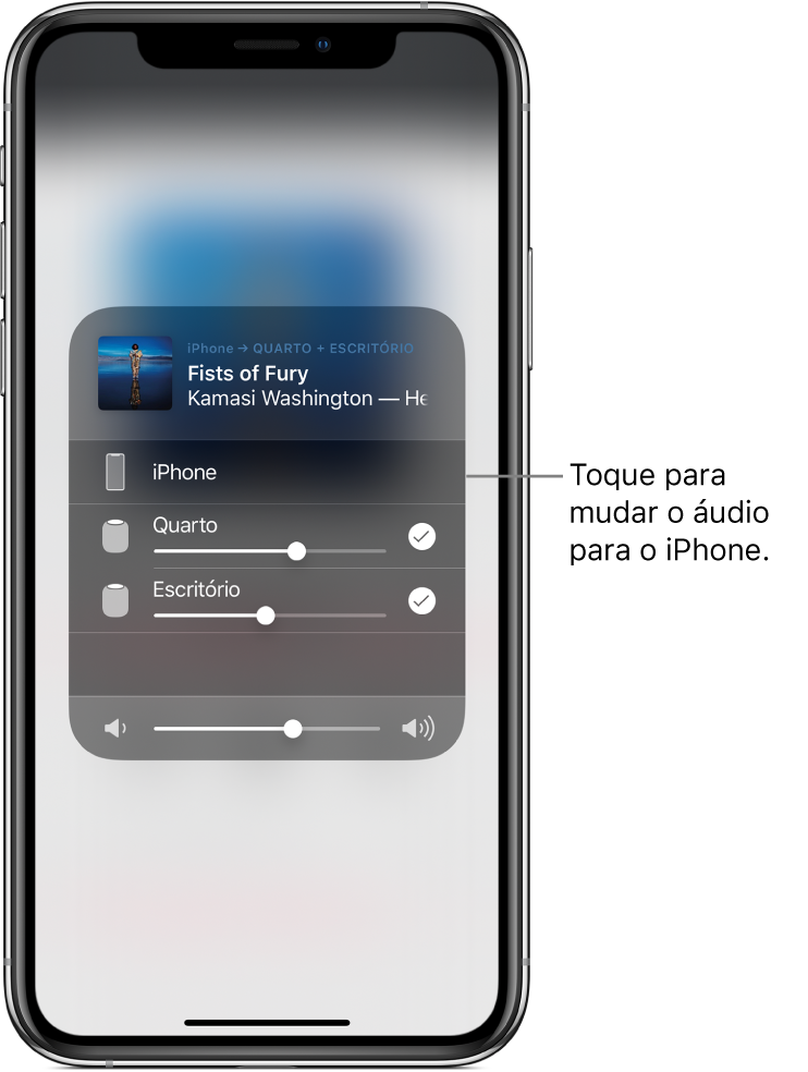 Uma janela AirPlay aberta e a mostrar o título da música e o nome do intérprete na parte de cima, com um nivelador de volume na parte de baixo. Estão selecionadas as colunas do quarto e do escritório. Uma chamada a apontar para o iPhone com a mensagem “Toque para mudar o áudio para o iPhone”.