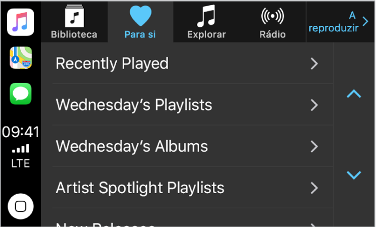 O ecrã do CarPlay com seleção de música Para si. Outras escolhas – Novo, Rádio e Música – são apresentadas na forma de botões na parte superior do ecrã. No canto inferior esquerdo encontra-se o botão principal.
