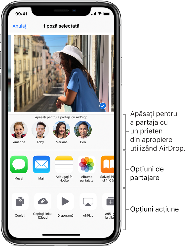 Ecranul de partajare AirDrop. În partea de sus sunt pozele de selectat și partajat. Dedesubt sunt persoanele cu care puteți partaja folosind AirDrop. Rândul următor afișează opțiunile de partajare, inclusiv Mesaj, Mail, Albume partajate etc. Rândul de jos afișează alte acțiuni, inclusiv Copiați, Diaporamă și AirPlay.