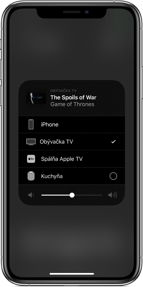  Otvorené okno AirPlay s názvom epizódy TV seriálu. Pod ním sa nachádza zoznam zariadení AirPlay. V zozname je vybraný televízor v obývačke. V dolnej časti okna sa nachádza posuvník hlasitosti.