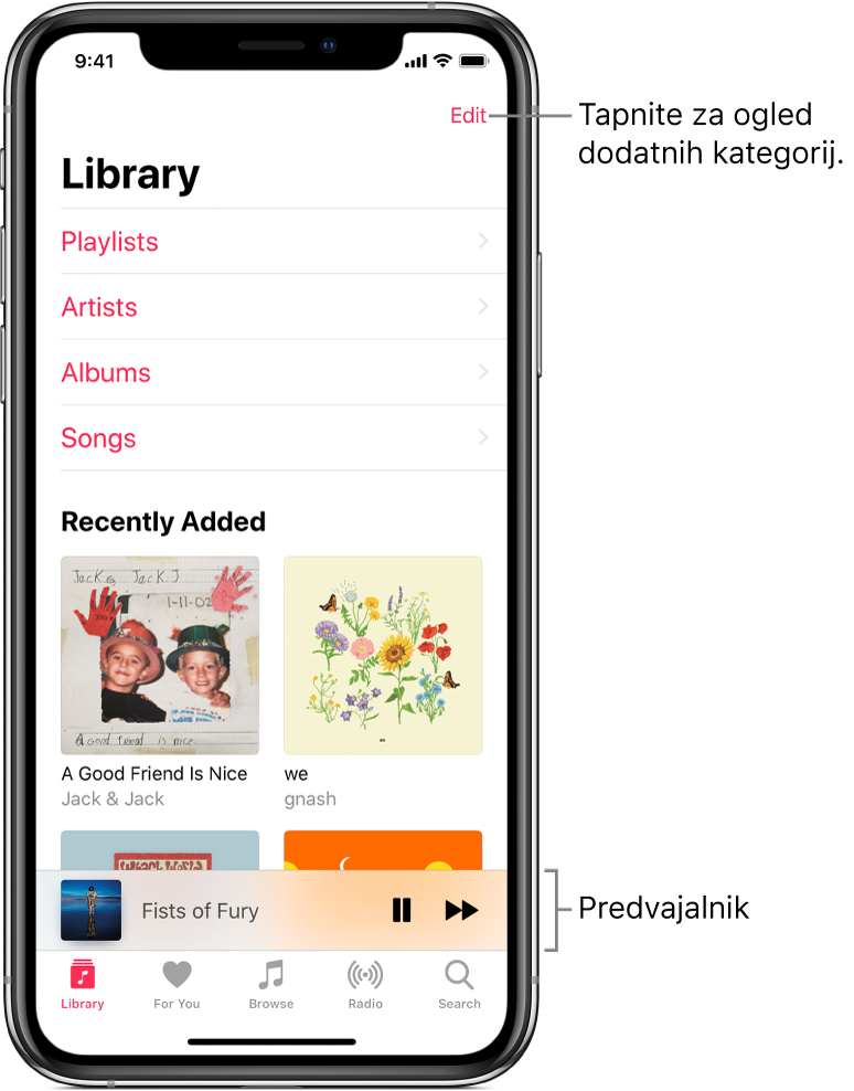 Zaslon »Library« prikazuje seznam kategorij, vključno s »Playlists«, »Artists«, »Albums« in »Songs«. Pod seznamom se prikaže naslov »Recently Added«. Predvajalnik prikazuje naslov predvajane pesmi, gumba »Pause« in »Next« pa sta prikazana ob dnu zaslona.