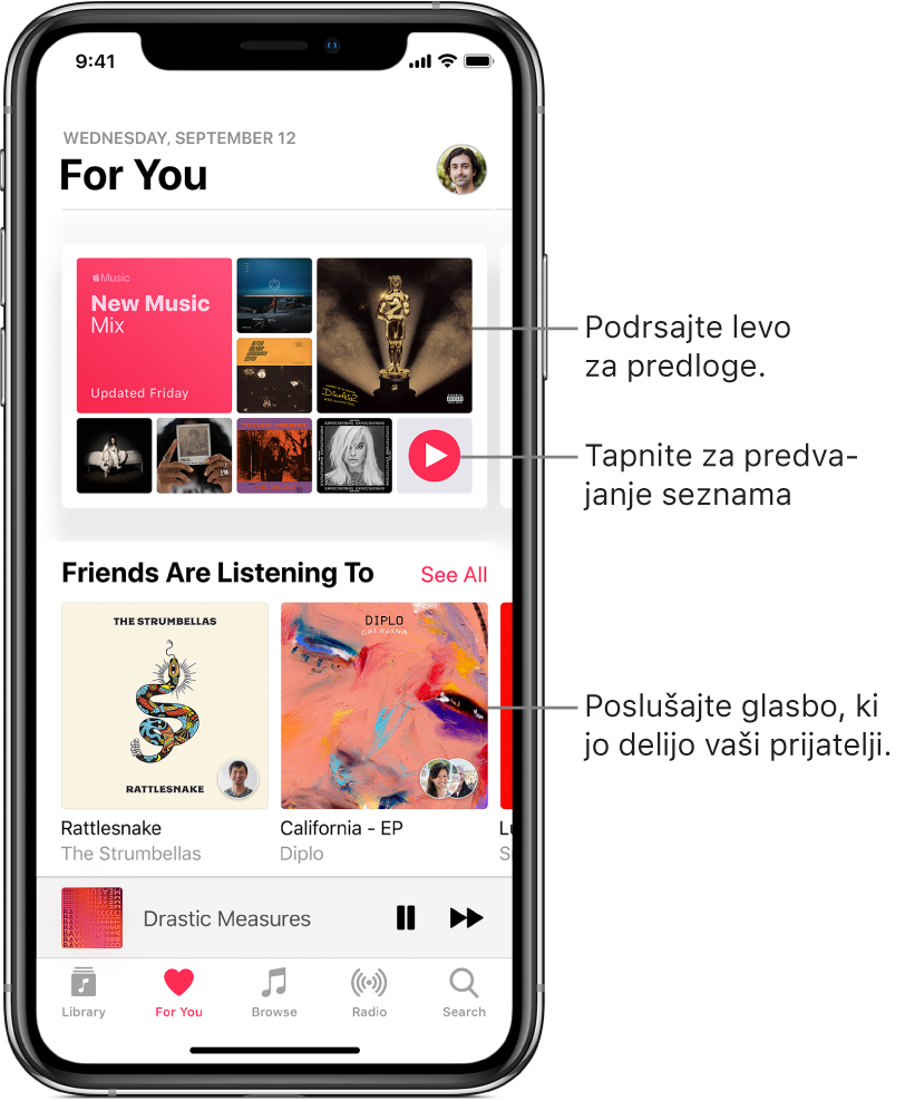 Zaslon »For You« na vrhu prikazuje seznam predvajanja »New Music Mix«. Na spodnjem desnem delu seznama je prikazan gumb »Play«. Pod tem je razdelek »Friends are Listening To«, ki prikazuje dve naslovnici albuma.