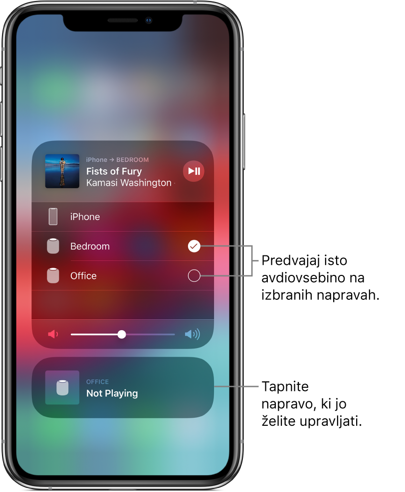 Na zaslonu »AirPlay« sta prikazani dve kartici. Odprta zvočna kartica za iPhone je na vrhu in prikazuje naslov pesmi in izvajalca. Ta kartica prikazuje dva zvočnika (v spalnici in pisarni), izbran pa je tisti v spalnici. V oblačku, ki je usmerjen proti zvočnikoma piše »Play the same audio on selected devices«. Drsnik za jakost zvoka je na dnu odprte kartice. Na dnu zaslona je zaprta kartica za zvočnik v pisarni, ki prikazuje »Not Playing«. V oblačku, ki je usmerjen proti spodnji zaprti kartici piše »Tap a device to control it«.