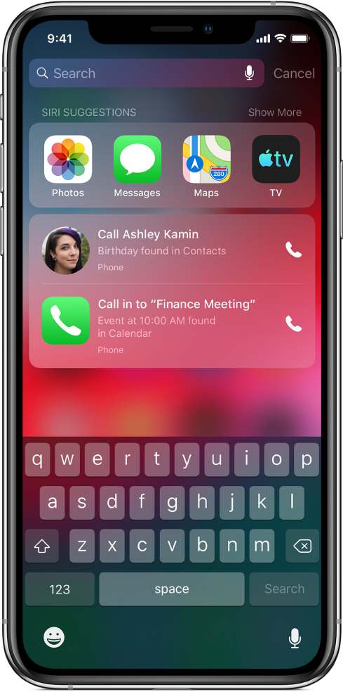 Një ekran Search shfaq një radhë aplikacionesh nën etiketën “Siri suggestions.” Nën resht janë sugjerimet e tjera nga Siri për të telefonuar një shoqe për ditëlindjen e saj dhe për të hapur një takim në kalendarin tënd.