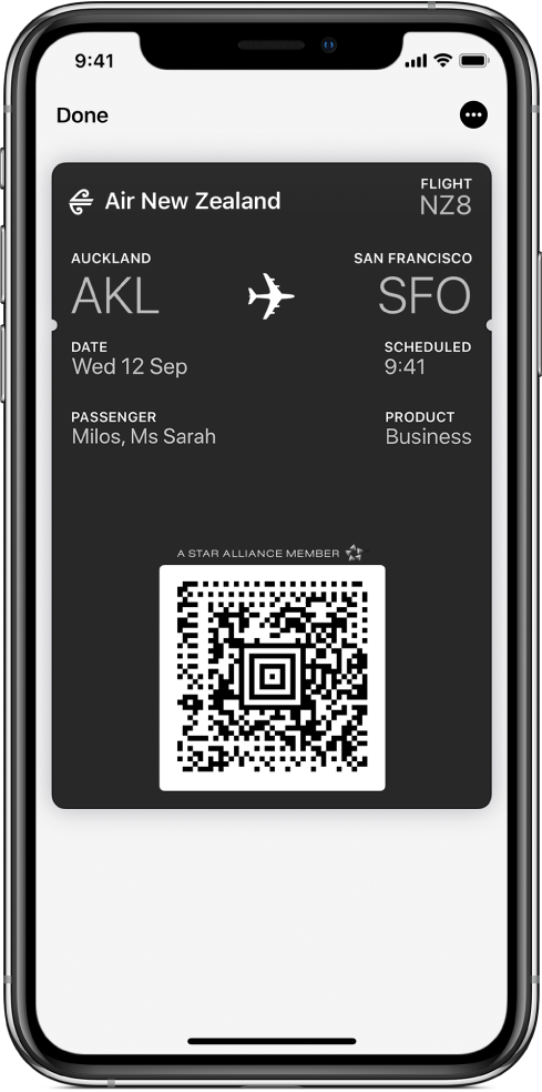 Një biletë fluturimi tek Wallet që tregon informacionin e fluturimit dhe kodin QR në fund.