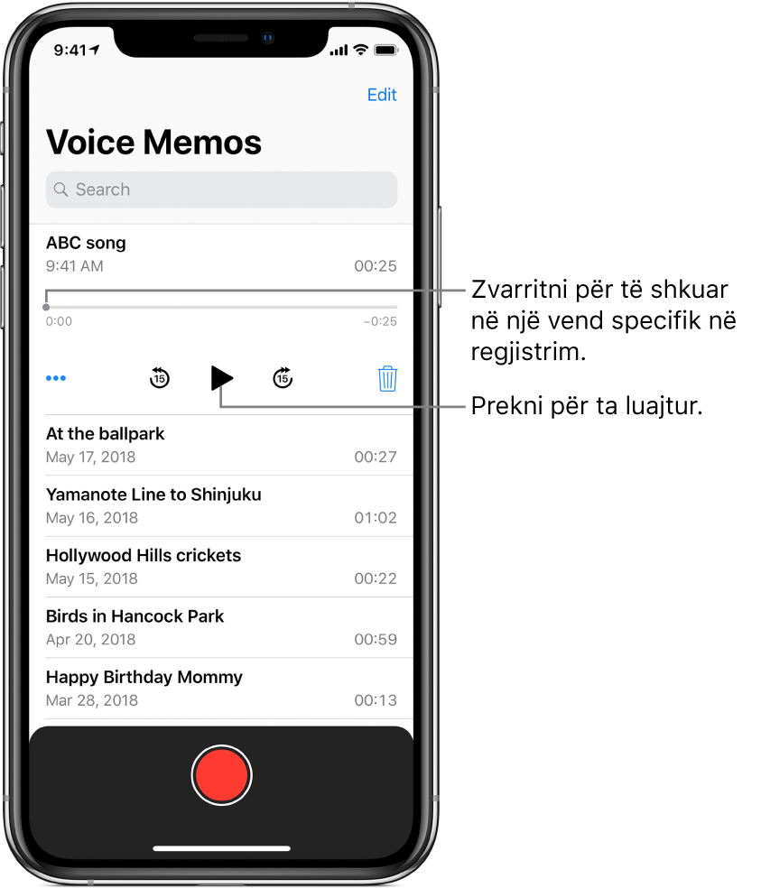 Ekrani i listës Voice Memos me një regjistrim të zgjedhur në krye. Kohëzgjatja e regjistrimit ka një kokë luajtjeje dhe kohën e nisjes dhe të përfundimit nga të dy anët. Nën kohëzgjatje ndodhen butoni More, të cilin mund ta prekni për të modifikuar, dublikuar apo ndarë një regjistrim, butonin i kalimit 15 sek mbrapa, butoni i luajtjes, butoni i kalimit 15 sek përpara dhe butoni i fshirjes. Poshtë këtyre komandave është një listë e regjistrimeve që mund të hapet me një të prekur.