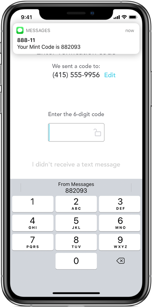 iPhone екран за апликацију која захтева шестоцифрени код. Екран апликације са поруком о томе да је код послат. При врху екрана се види обавештење из апликације Messages са поруком „Your Mint Code is 882093“. При дну екрана је тастатура. При врху тастатуре су приказани знакови „882093“.