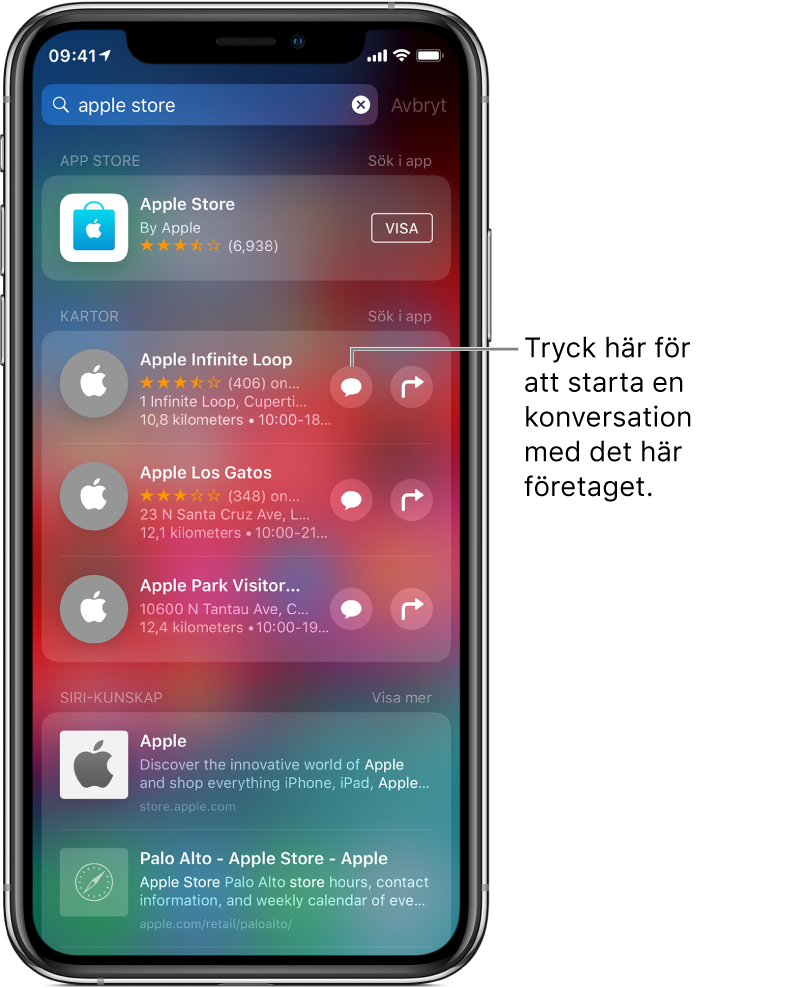 Sökskärmen med hittade objekt för Apple Store i App Store, Kartor och Webbplatser. Varje objekt visar en kort beskrivning, betyg eller adress och varje webbplats visar en webbadress. Det första objektet har en knapp som användaren kan trycka på för att starta en kundchatt med Apple Store.