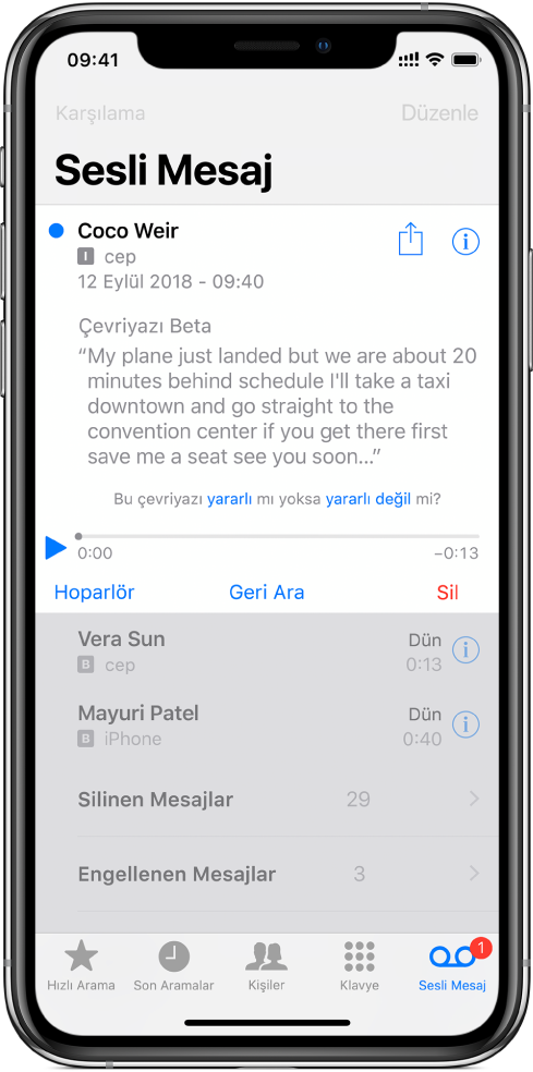 Sesli mesaj ekranı. Ekranın üst kısmında, solda Karşılama düğmesinin ve sağda Düzenle düğmesinin olduğu başlık çubuğu bulunuyor. Başlık çubuğunun altında sesli mesaj bırakmış olan arayan kişilerin bir listesi var. Mavi nokta mesajın okunmadığını belirtir. Bir mesaja dokunduğunuzda Hoparlör, Geri Arama ve Sil düğmelerinin olduğu oynatma denetimleri ortaya çıkar. Her mesaj için olan Bilgi düğmesinde arayan kişinin iletişim bilgileri verilir.
