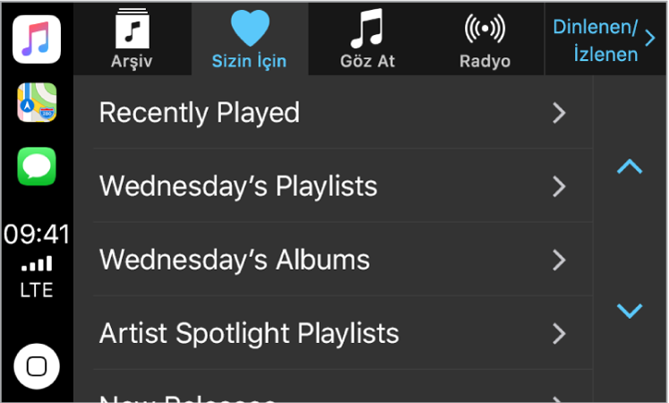 Sizin İçin müzik seçimlerini gösteren CarPlay ekranı. Diğer müzik seçenekleri (Yeni, Radyo, Listeler ve Müziklerim) en üstte düğme olarak görünür. Sol alt köşede Ana Ekran düğmesi vardır.